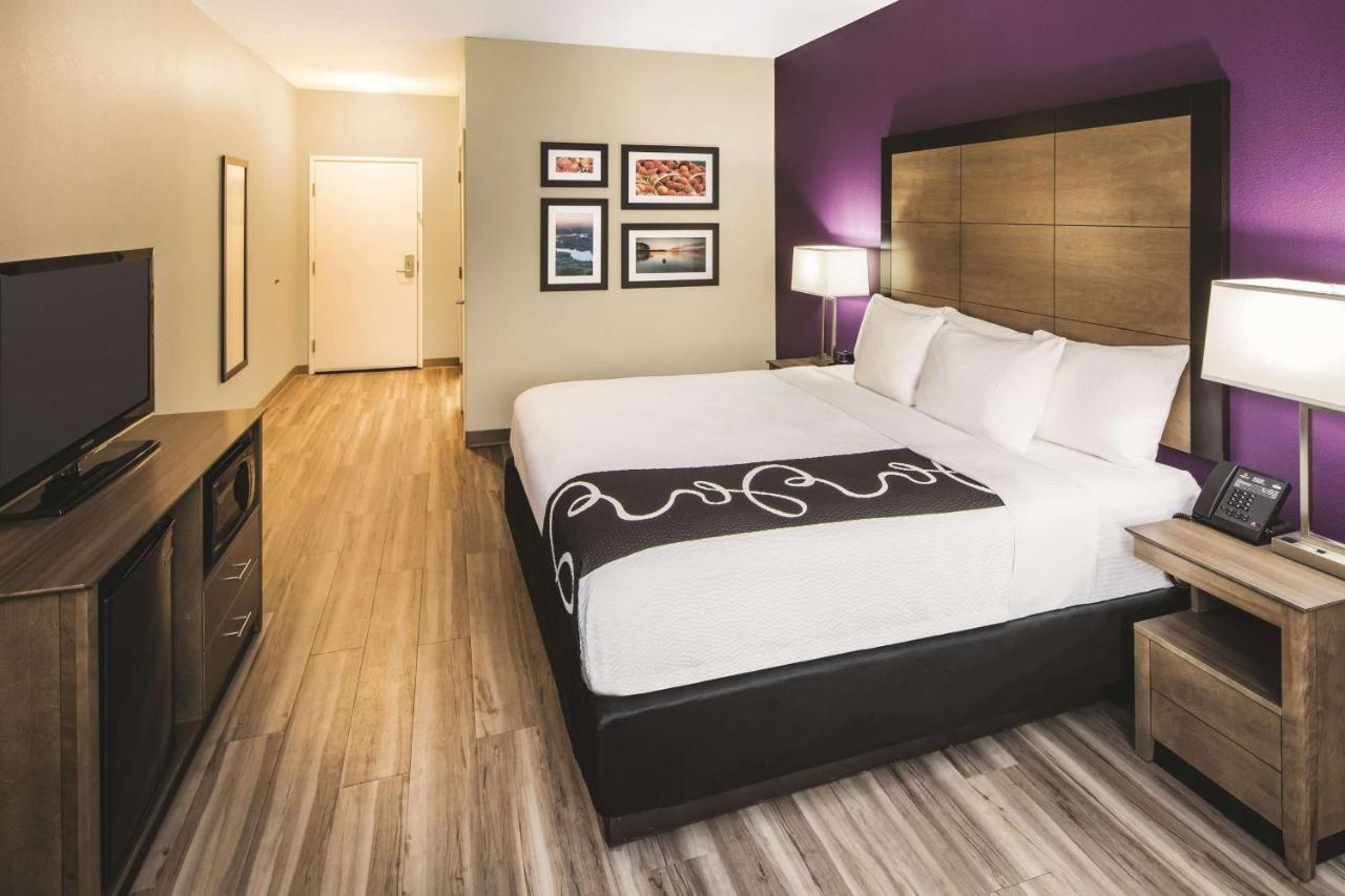 Room #17757020 at La Quinta Inn & Suites by Wyndham Milledgeville