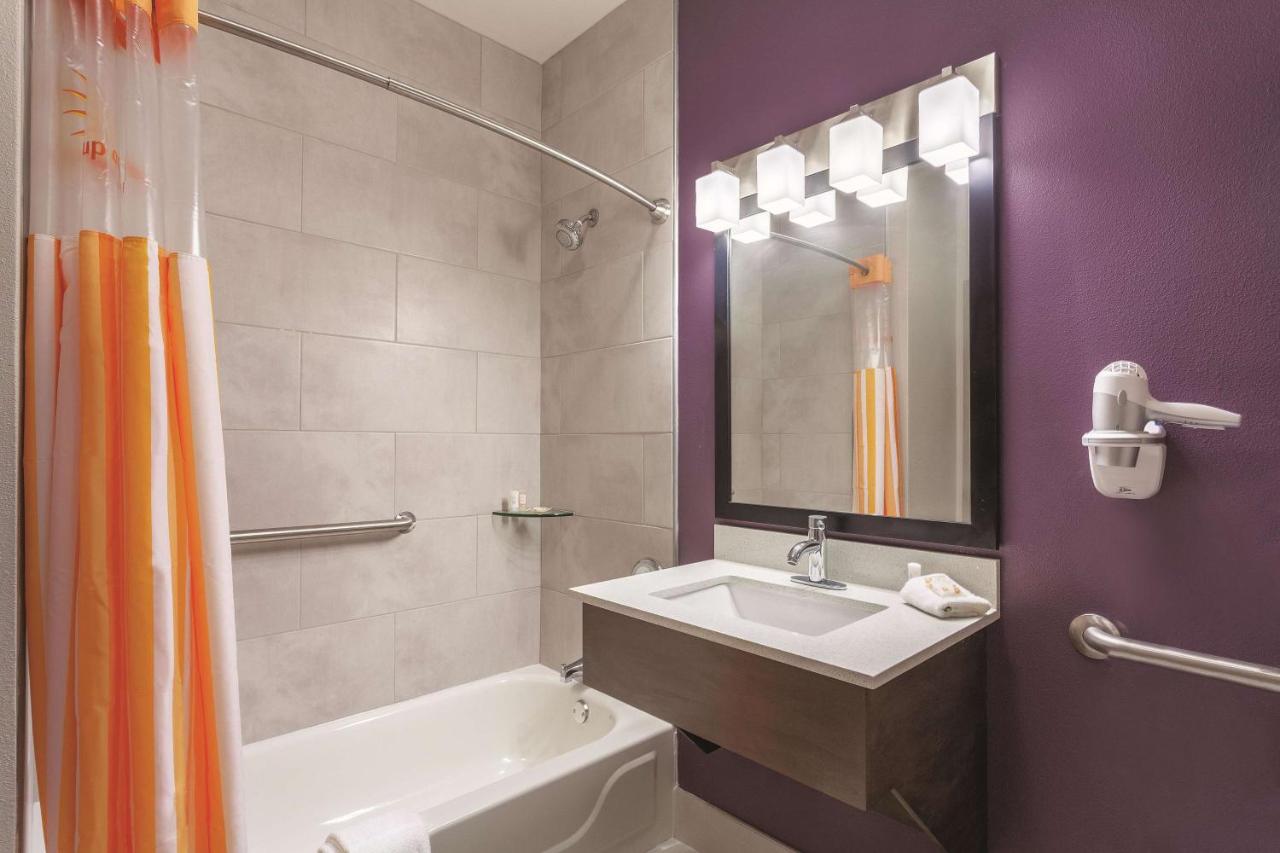 Deluxe King Room with Mobility/Hearing Impaired Access - Non-Smoking at La Quinta Inn & Suites by Wyndham Hopkinsville