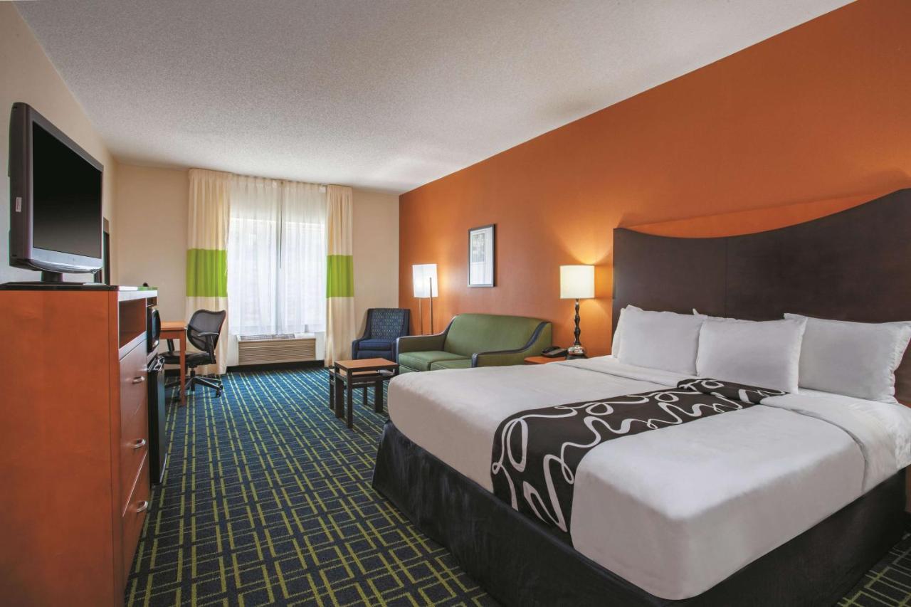 Executive King Studio with Sofa Bed at La Quinta Inn & Suites by Wyndham Manassas Battlefield