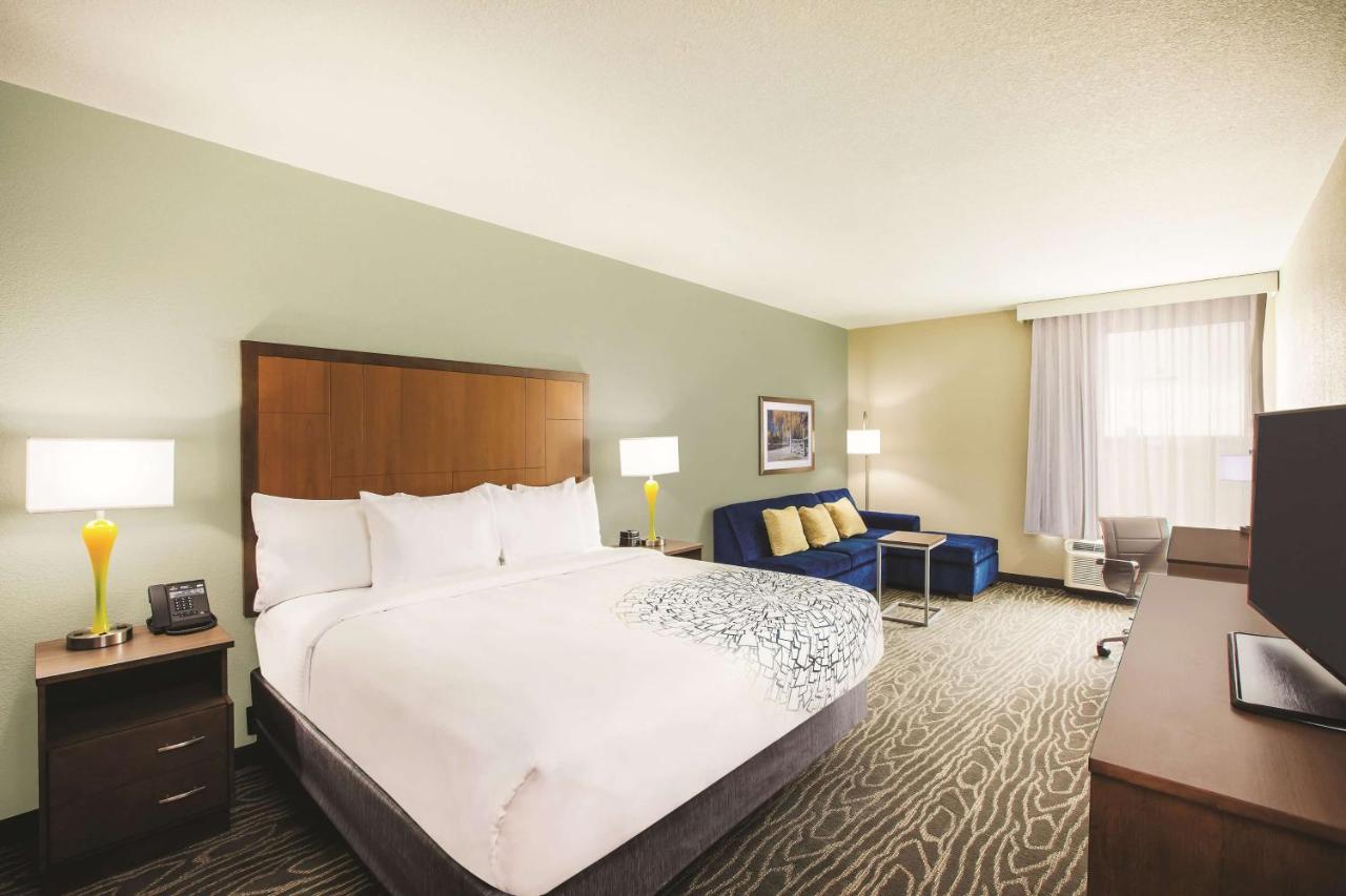 Deluxe King Studio with Mobility/Hearing Impaired Access - Non-Smoking at La Quinta Inn & Suites by Wyndham Wichita Northeast