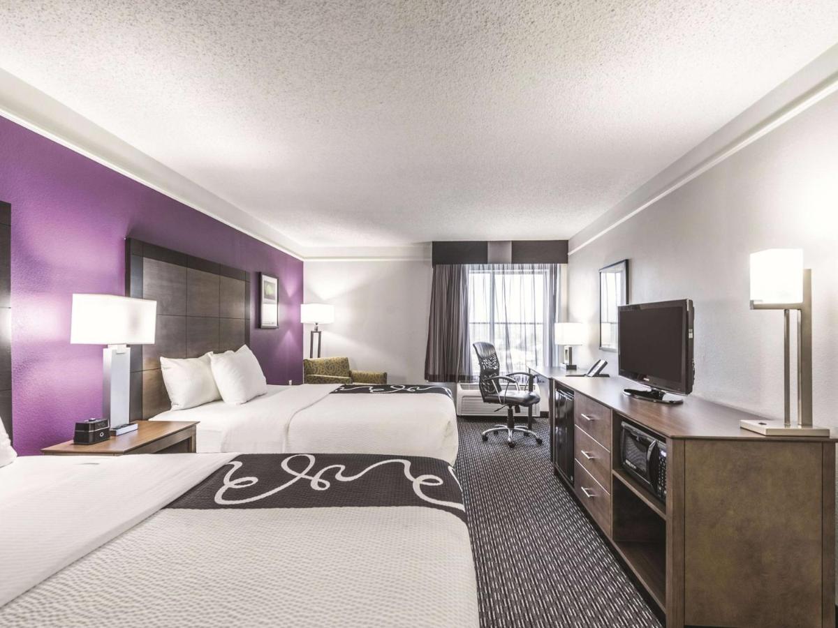 Deluxe Queen Room with Two Queen Beds - Microwave and Refrigerator at La Quinta Inn & Suites by Wyndham Cincinnati Sharonville