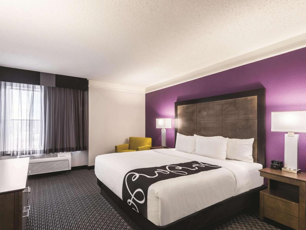 Deluxe King Suite at La Quinta Inn & Suites by Wyndham Cincinnati Sharonville