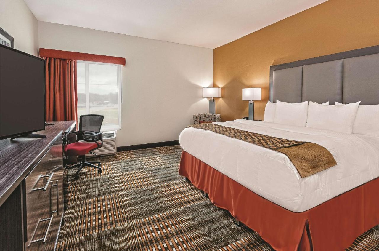 King Room with Bath Tub - Mobility/Hearing Accessible - Non-Smoking at La Quinta by Wyndham San Antonio by Frost Bank Center