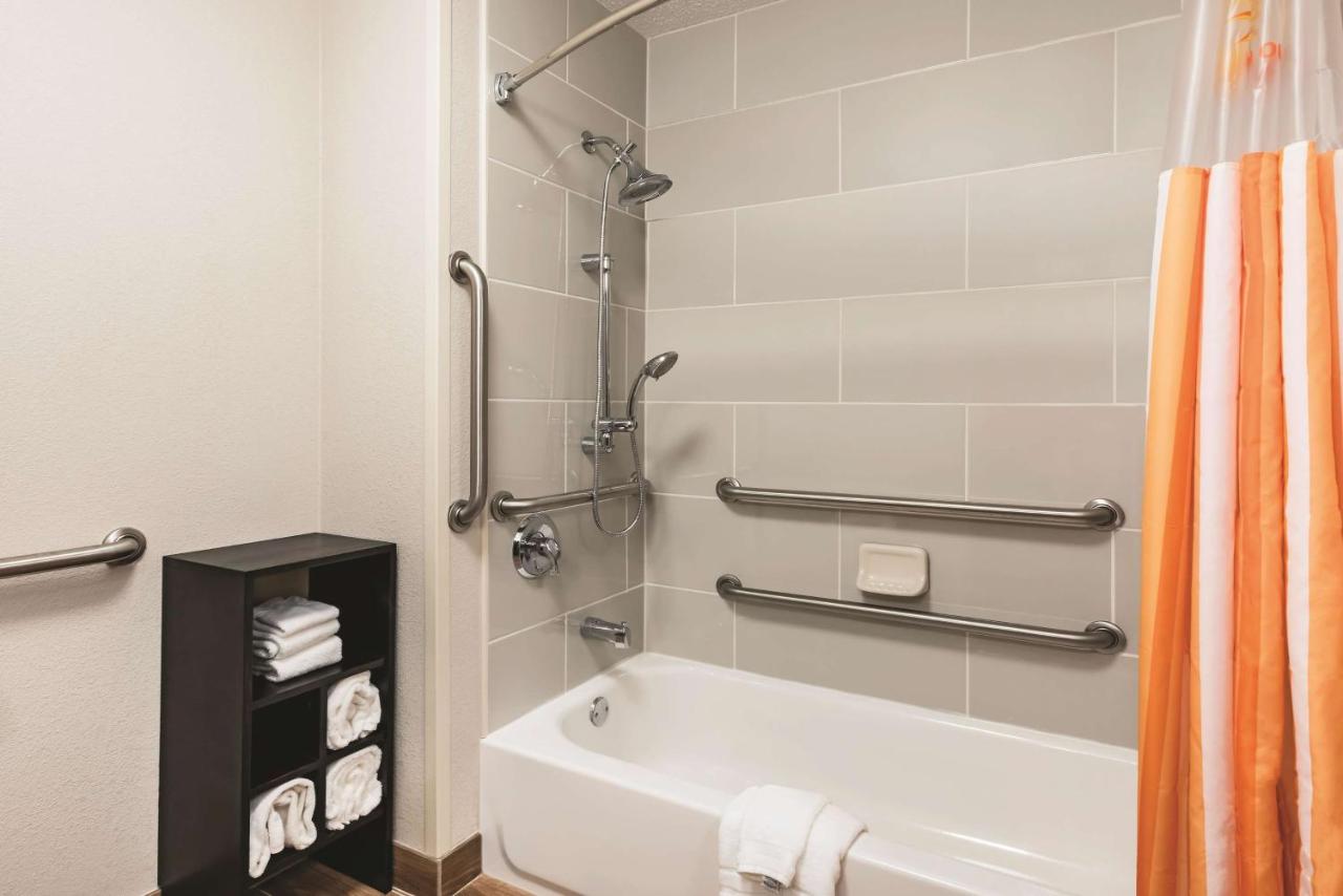 Deluxe King Room with Bath Tub - Mobility Accessible - Non-Smoking at La Quinta Inn & Suites by Wyndham Norwich-Plainfield-Casino
