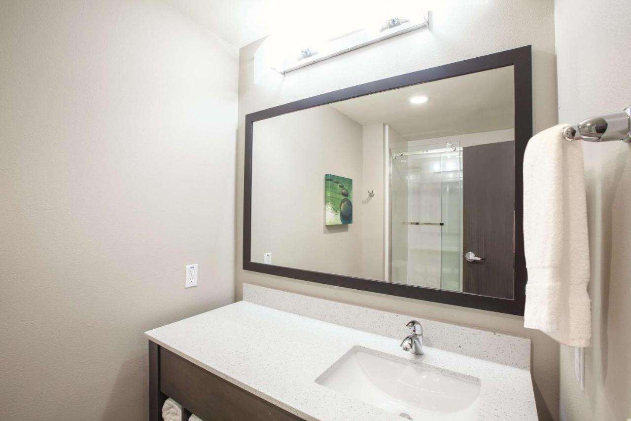 King Room at La Quinta Inn & Suites by Wyndham Tulsa Broken Arrow