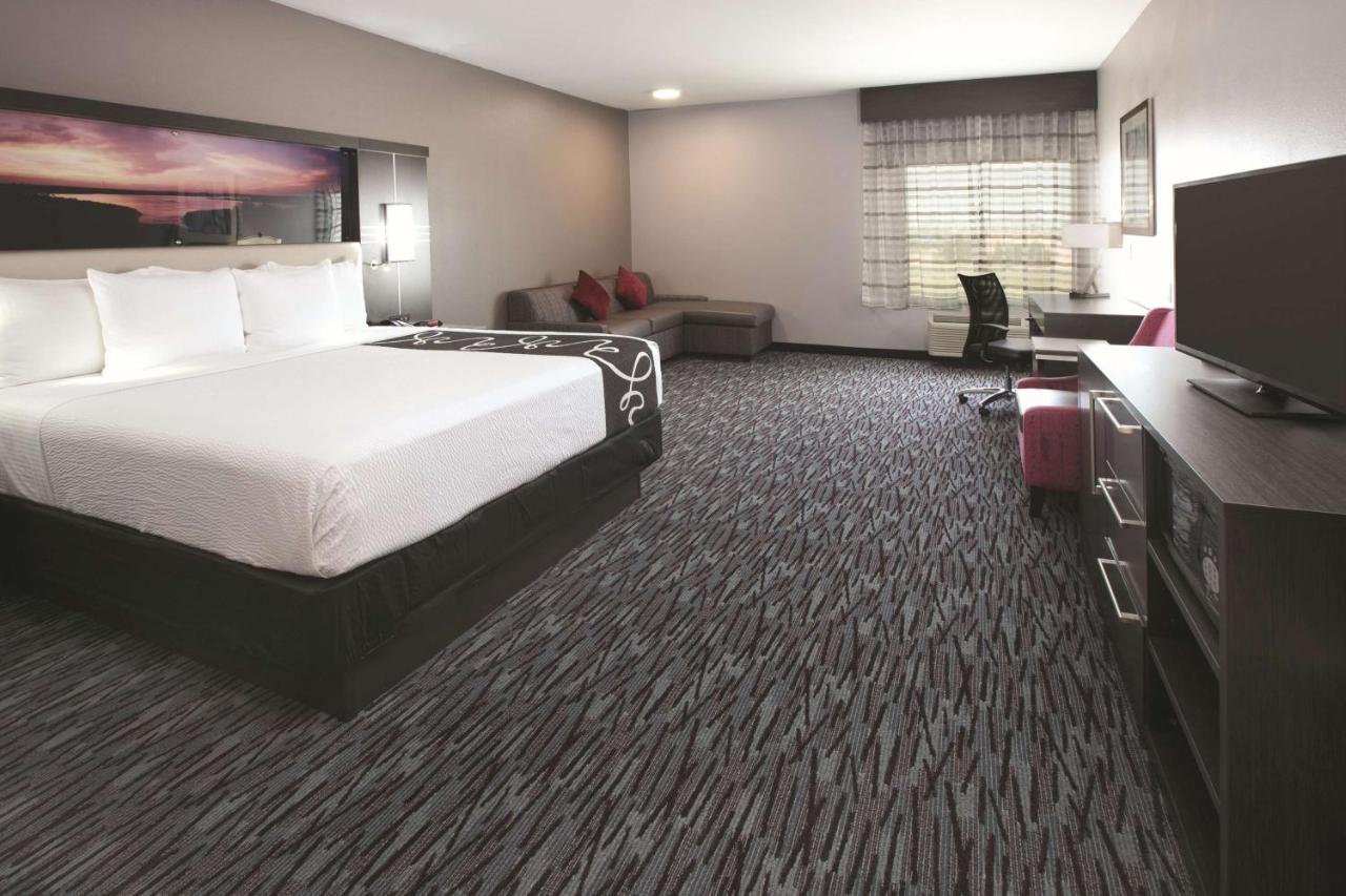 1 King Bed, Deluxe Mobility/Hearing Access Room, Bathtub w/Grab Bars, No-Smoking at La Quinta Inn & Suites by Wyndham Amarillo Airport