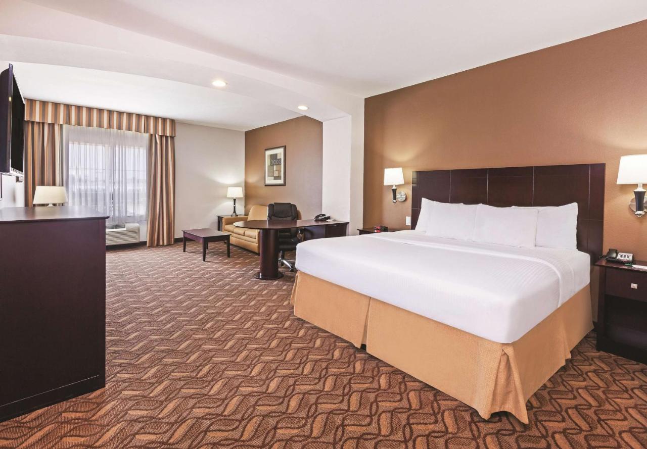 Executive King Room with Sofa at La Quinta Inn & Suites by Wyndham Longview North