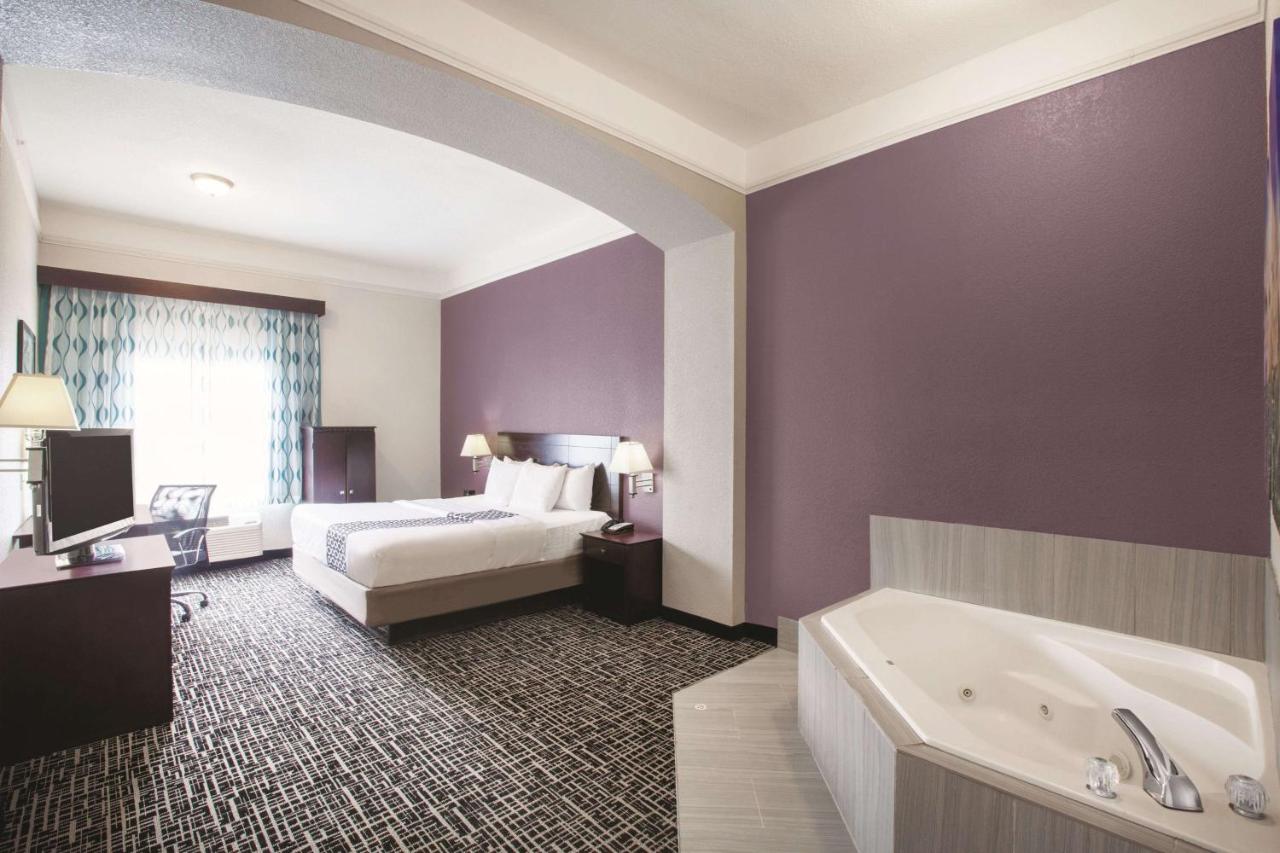 Deluxe King Room at La Quinta Inn & Suites by Wyndham Mansfield TX