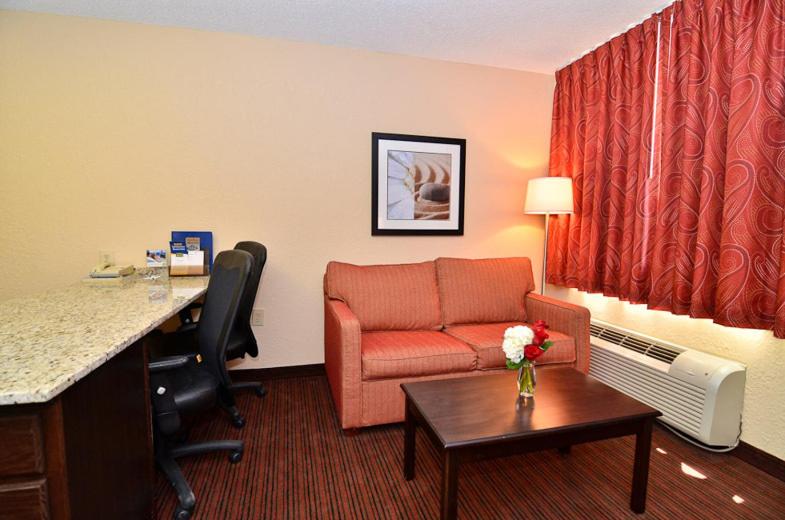 One-Bedroom Queen Suite with Sofa Bed - Non-Smoking at Mainstay Suites Knoxville Airport