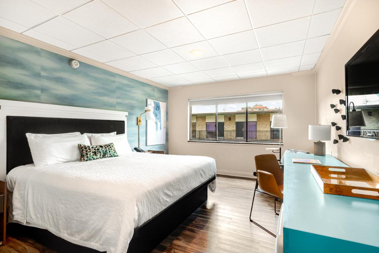 King Room at Riverwalk Plaza