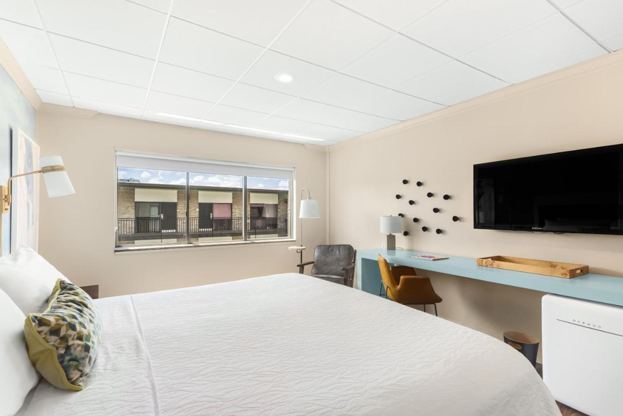 King Room at Riverwalk Plaza