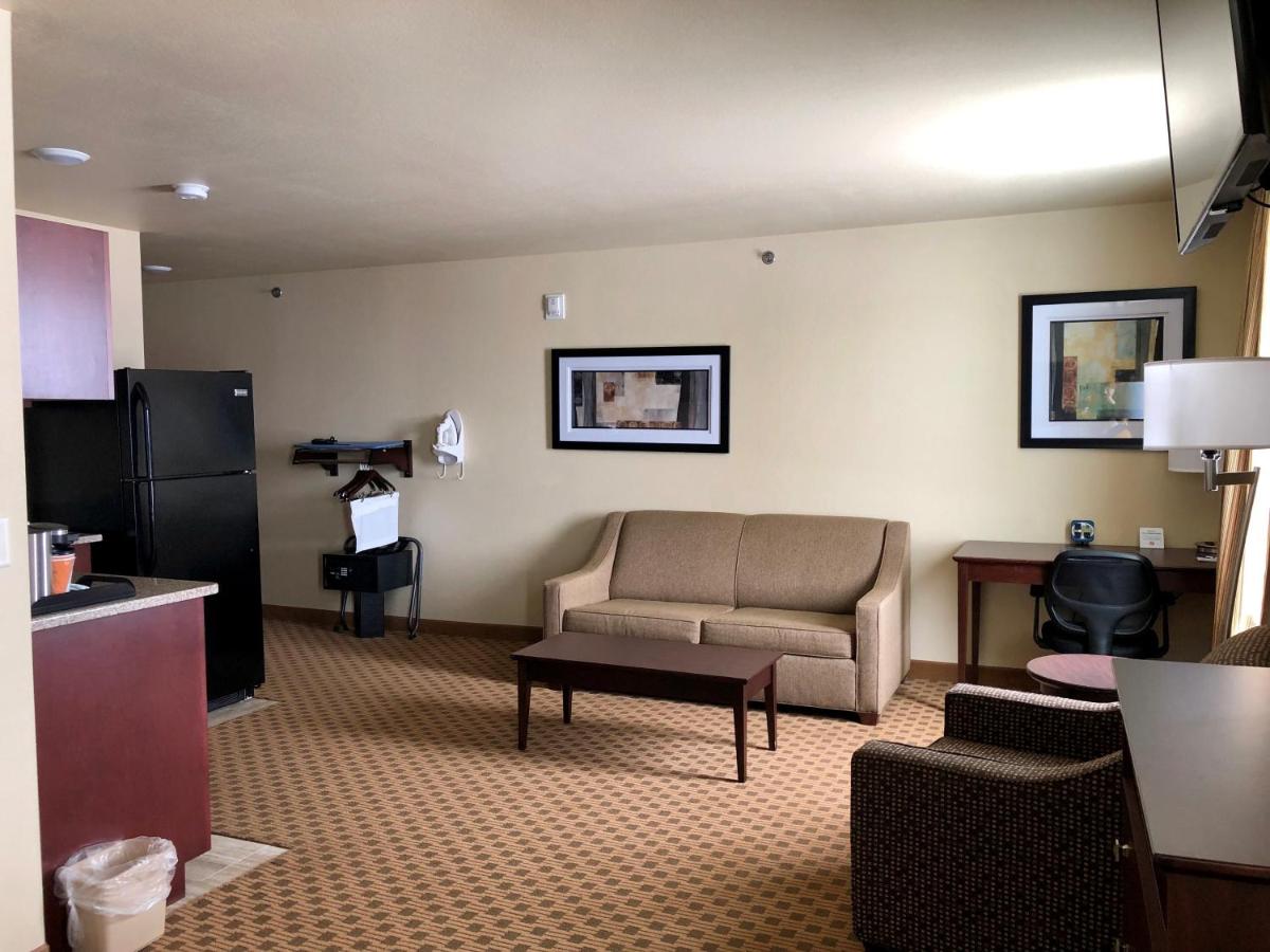 Queen Studio - Disability Access at Cobblestone Hotel & Suites – Pulaski/Green Bay