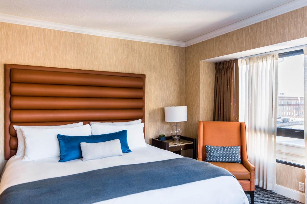 Premium King at Dossier Hotel