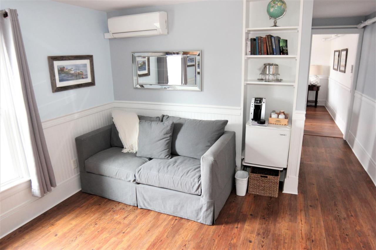 Inn King Suite with Pullout Sofa - Max 5 Guests at Nonantum Resort