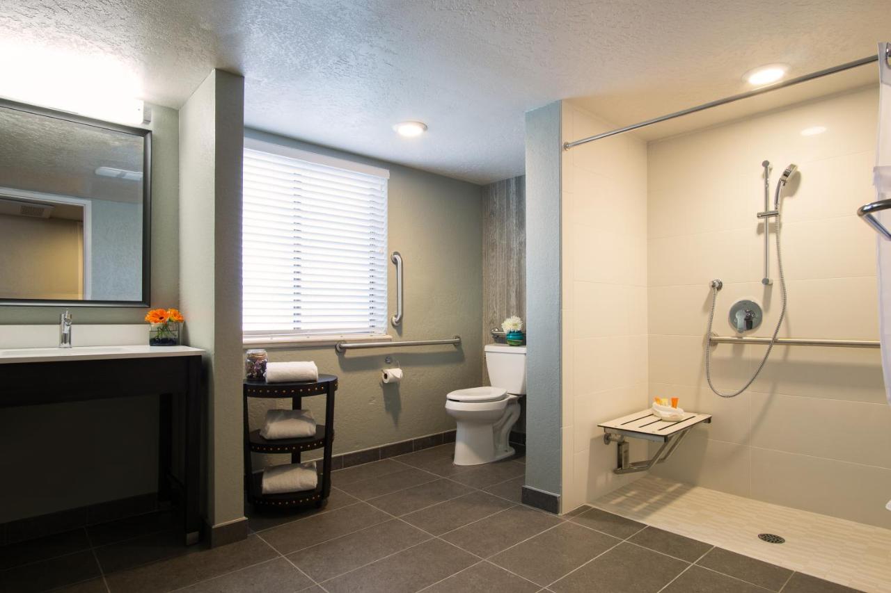 King Room with Roll-In Shower - Disability Access at Hotel Azure