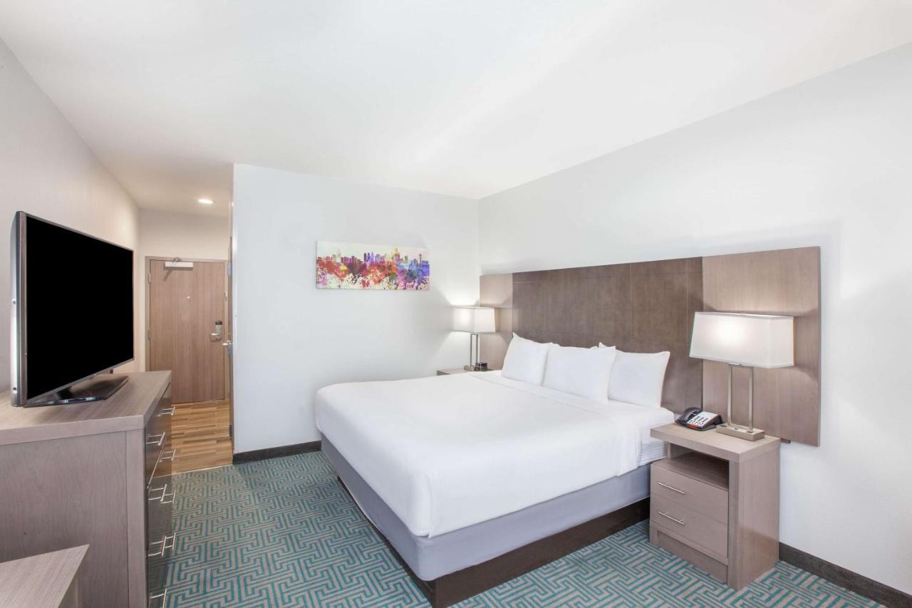 King Room with Roll-In Shower - Mobility/Hearing Accessible - Non-Smoking at La Quinta Inn & Suites by Wyndham Dallas Duncanville