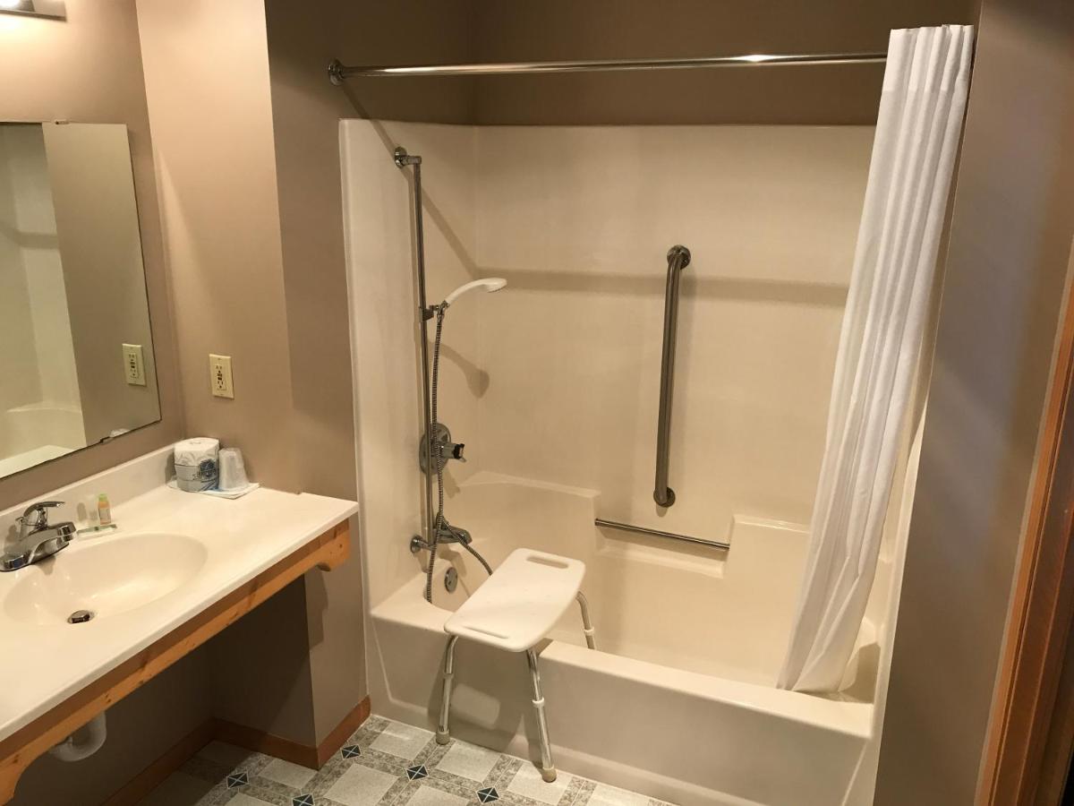 Queen Room - Disability Access at Superior Ridge Resort Motel