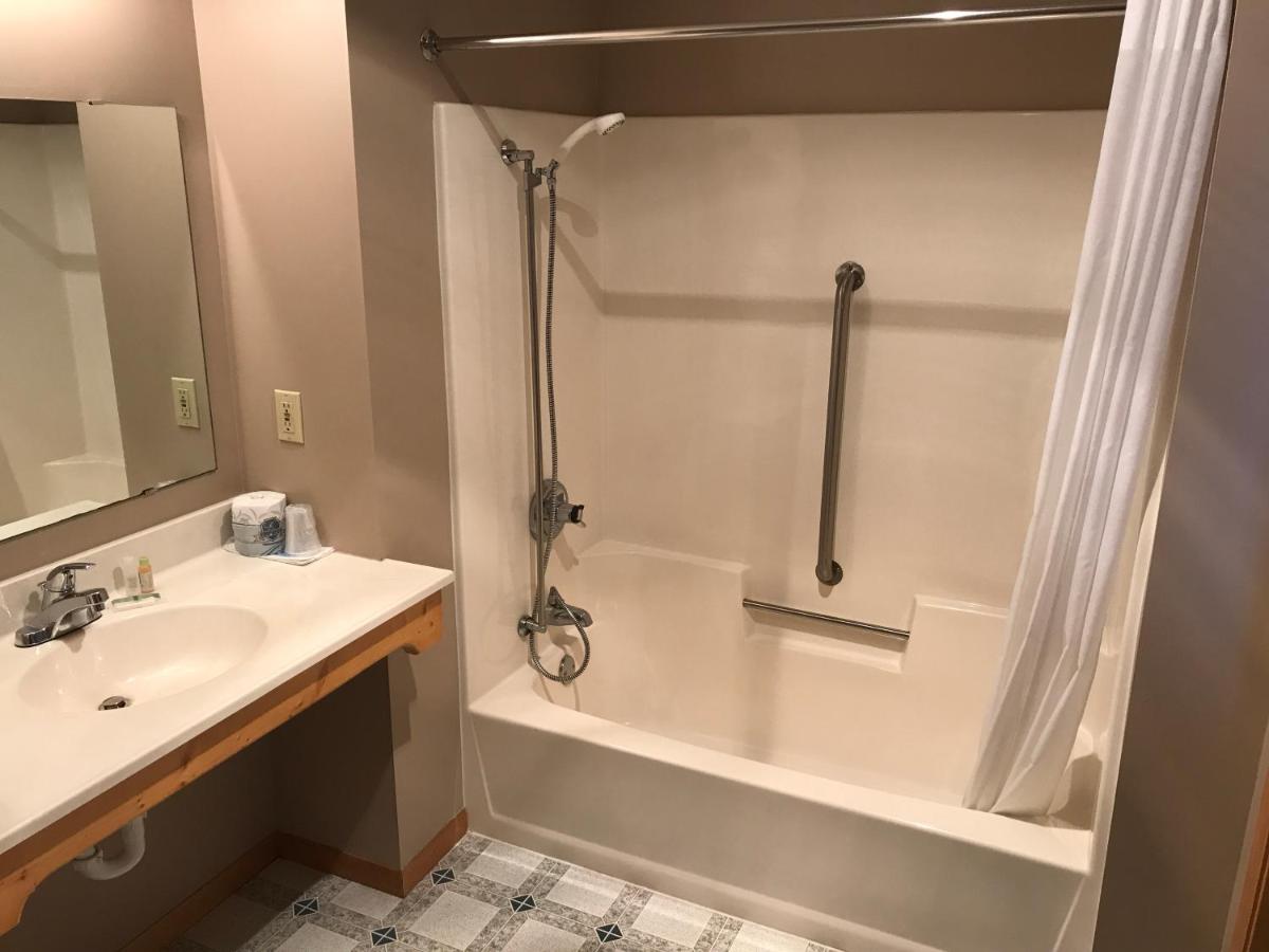Queen Room - Disability Access at Superior Ridge Resort Motel