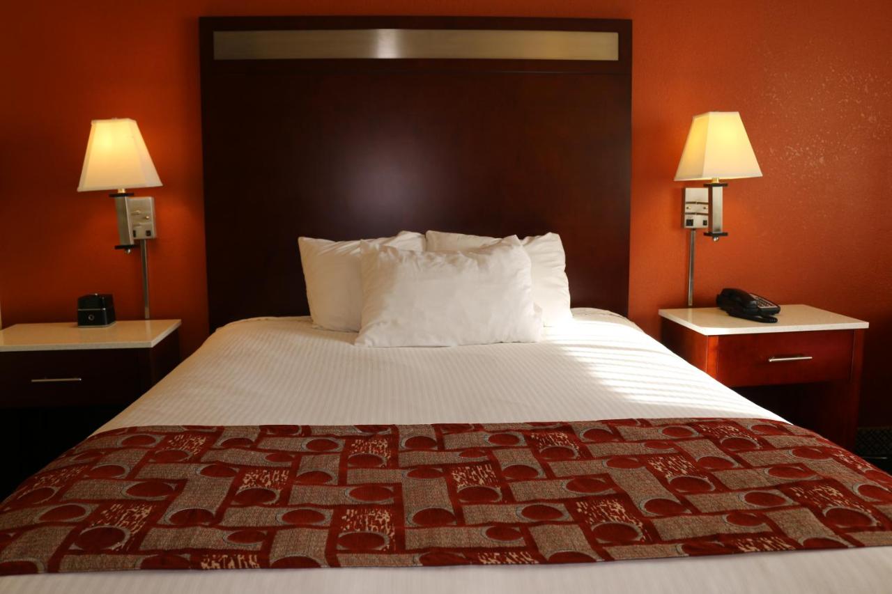 Queen Room - Disability Access - Non-Smoking at Baymont by Wyndham Washington Court House