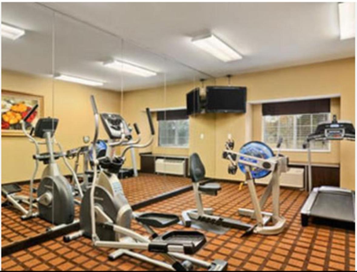 Queen Room - Disability Access/Non-Smoking at Microtel Inn & Suites by Wyndham Ozark