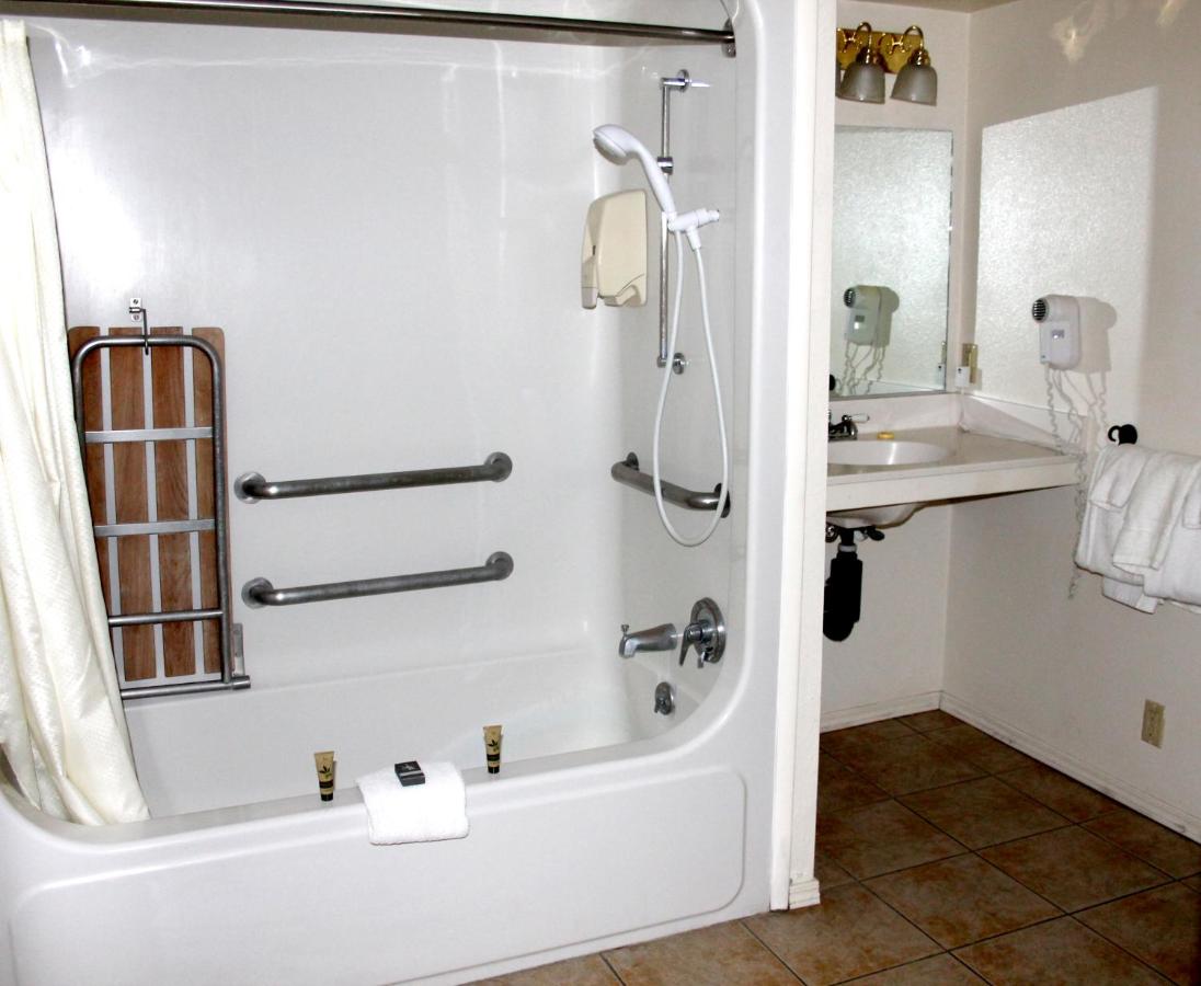 Deluxe Queen Suite - Accessible at Fireside Lodge