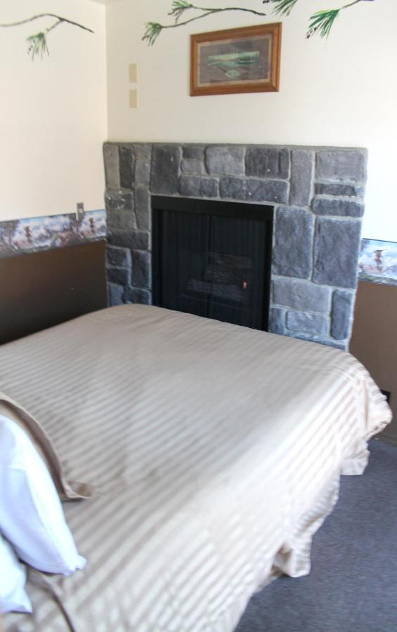 Queen Suite with Spa Bath - Accessible at Fireside Lodge