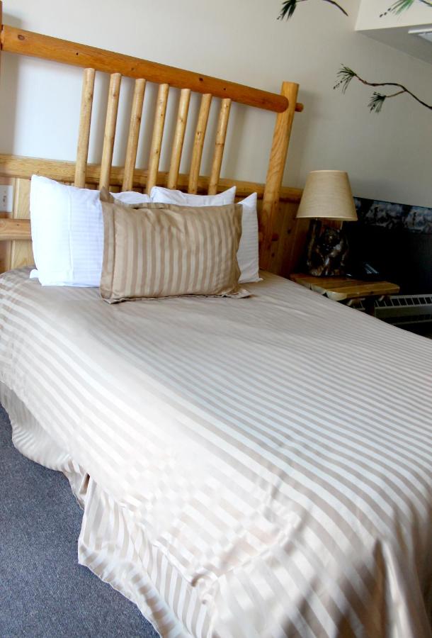 Queen Suite with Spa Bath - Accessible at Fireside Lodge