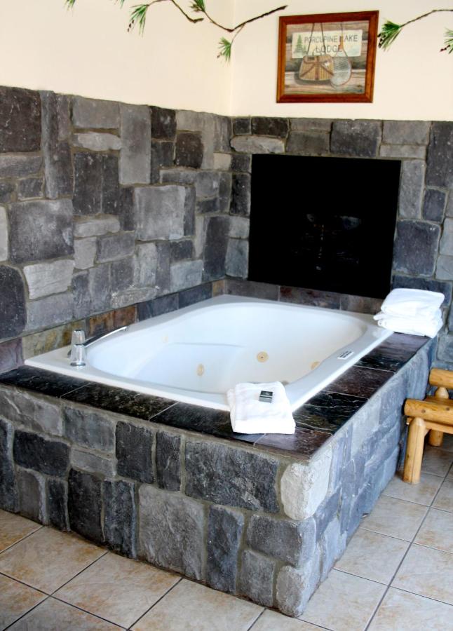 Queen Suite with Spa Bath - Accessible at Fireside Lodge