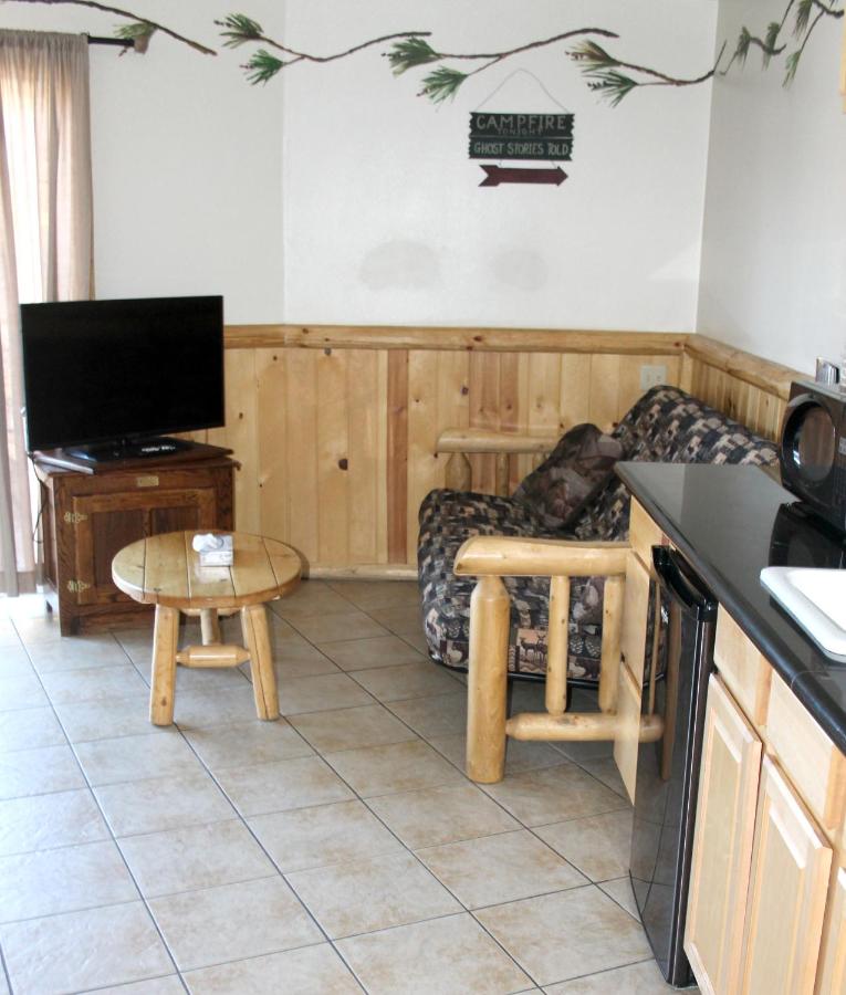 Queen Suite with Spa Bath - Accessible at Fireside Lodge