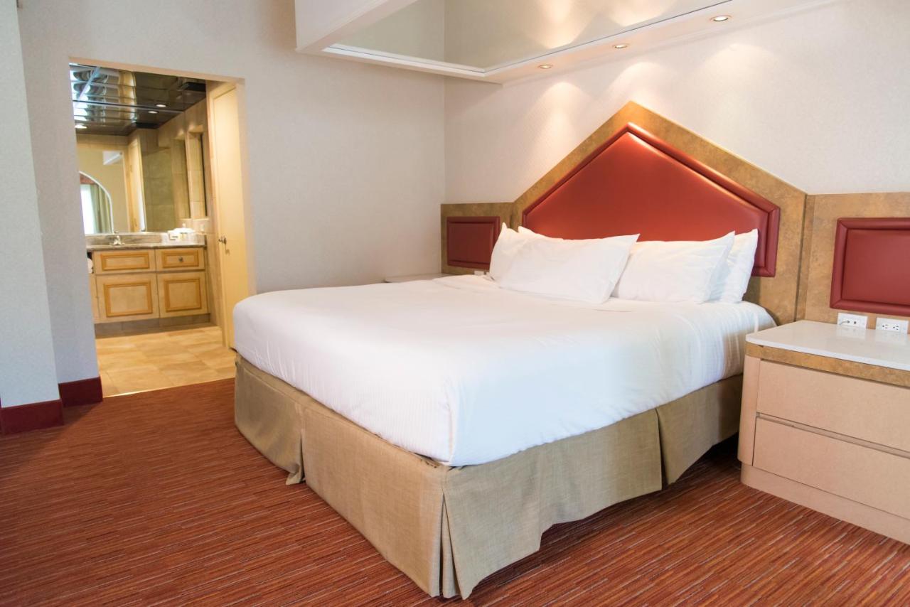 Lakeside Villa Suite with Balcony at Paradise Stream Resort