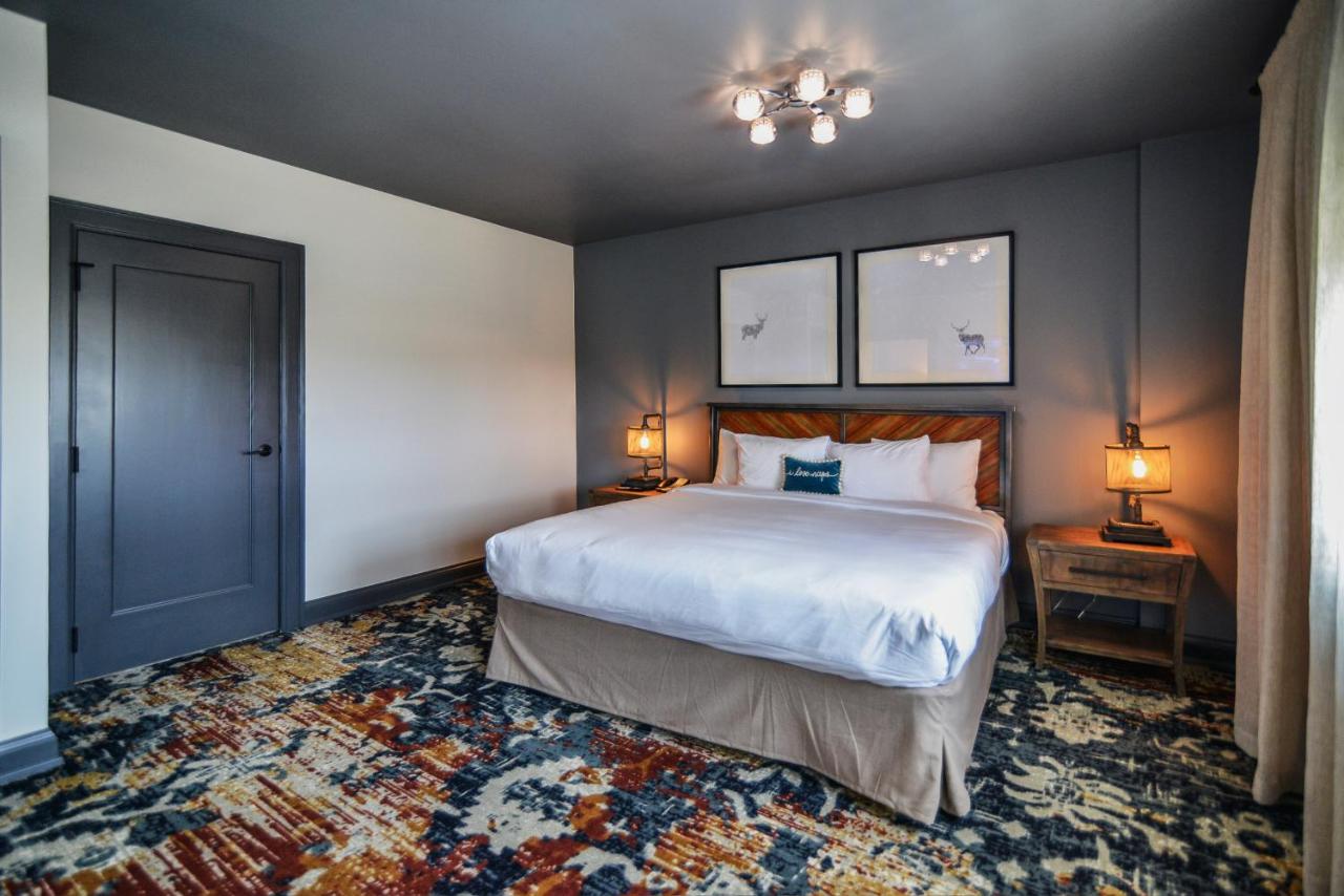 Deluxe King Suite at The Stella Hotel & Ballroom