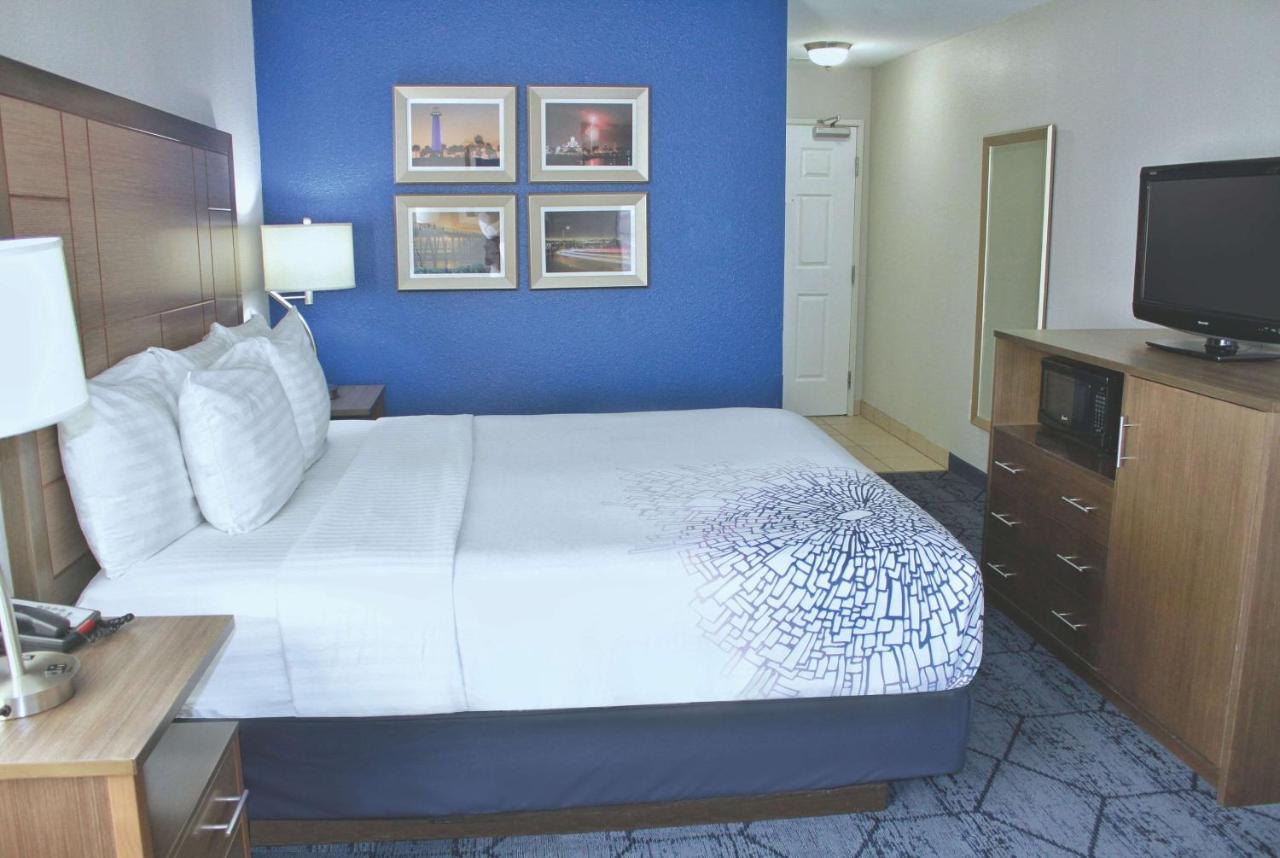 King Studio Suite with Bath Tub - Mobility Access/Non-Smoking at La Quinta Inn & Suites by Wyndham NE Long Beach/Cypress