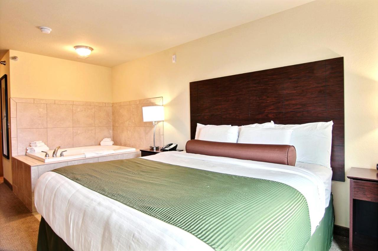 King Room with Spa Bath at AmeriVu Inn and Suites