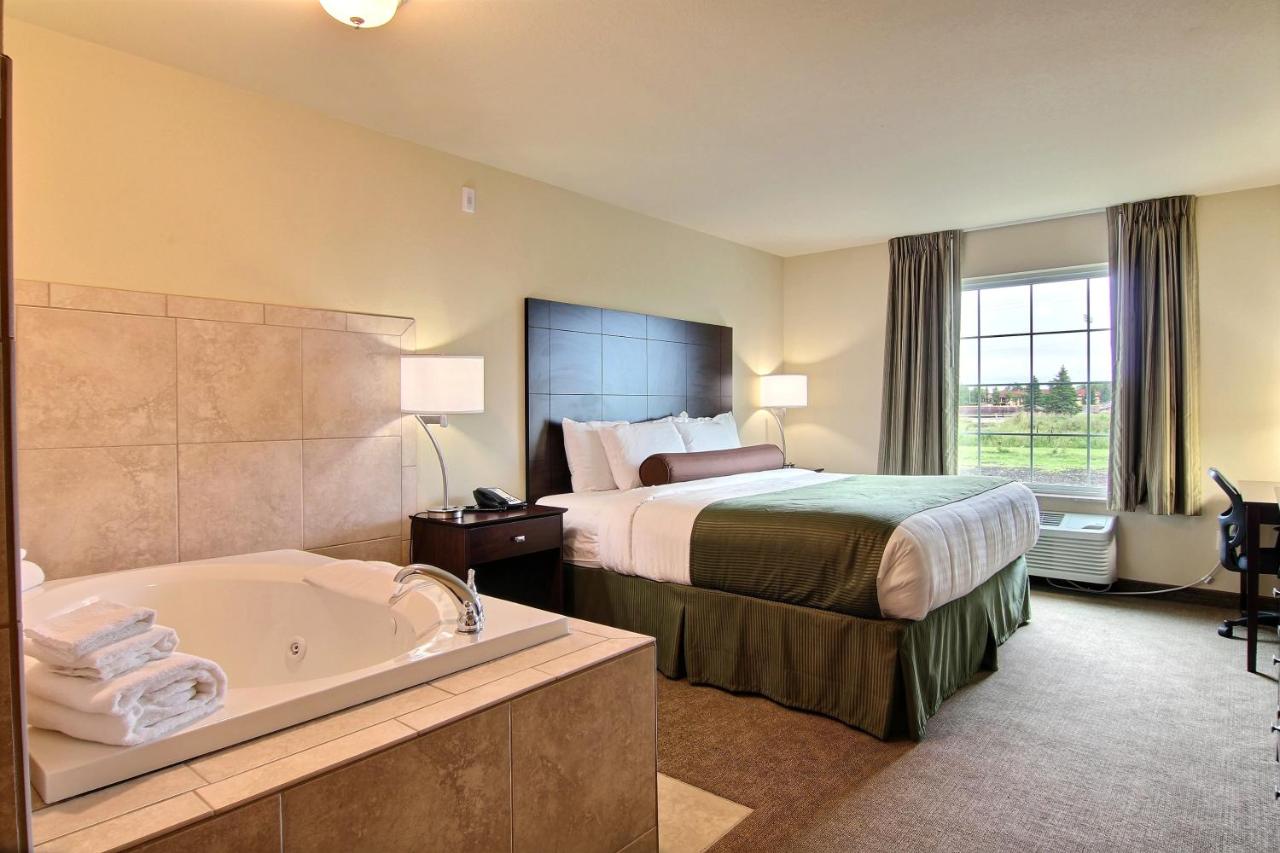King Room with Spa Bath at AmeriVu Inn and Suites