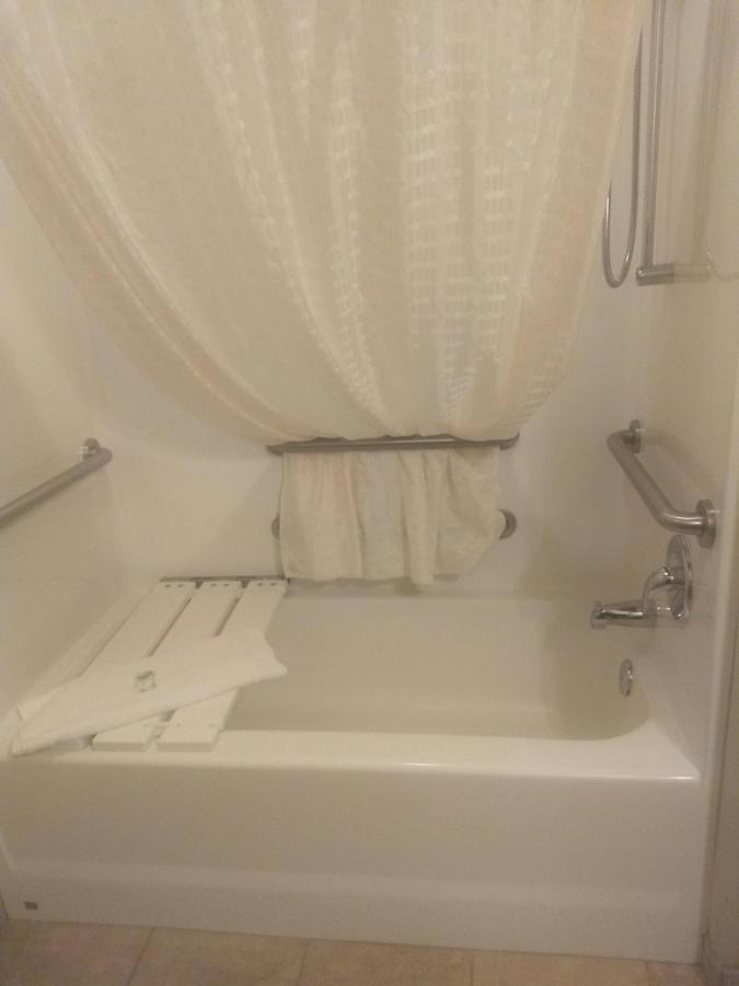 Queen Room - Disability Access at Cobblestone Inn & Suites - Avoca
