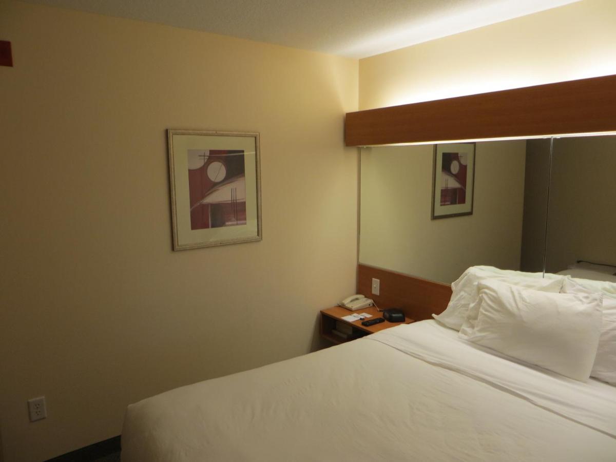 Queen Room - Non-Smoking at Microtel Inn & Suites by Wyndham Colfax/Newton