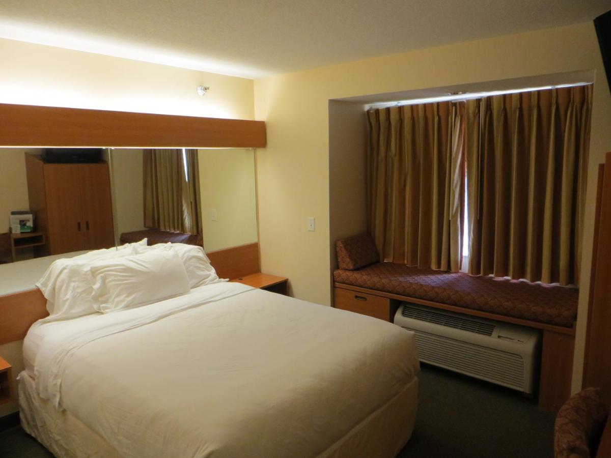 Queen Room - Non-Smoking at Microtel Inn & Suites by Wyndham Colfax/Newton