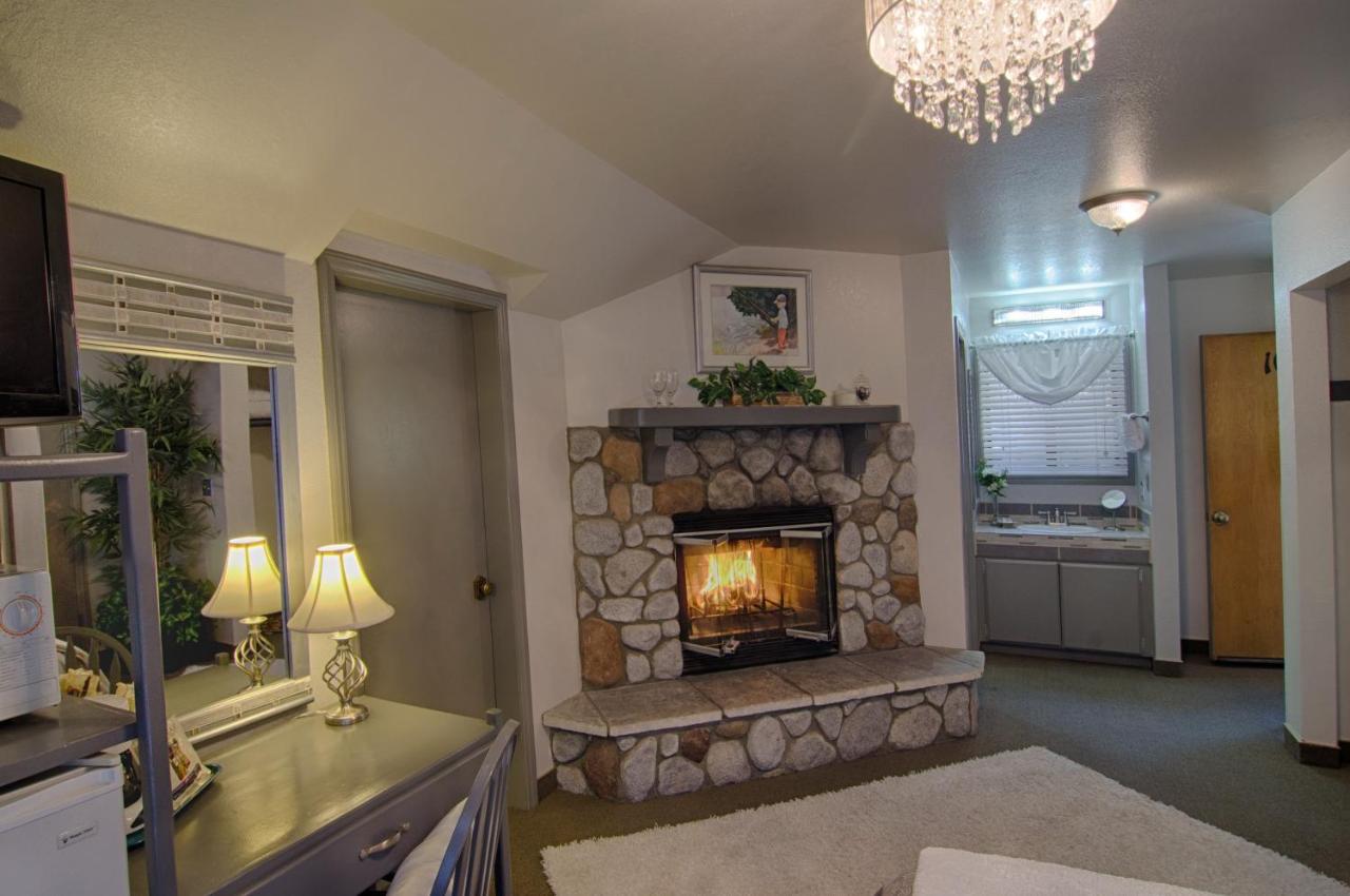 Deluxe Queen Room with Fireplace at The North Shore Inn