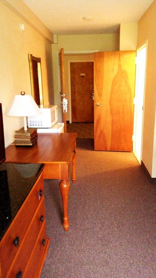 Room with One Queen and One Double Bed - Mobility Access/Non-Smoking at Lakeshore Resort and Marina
