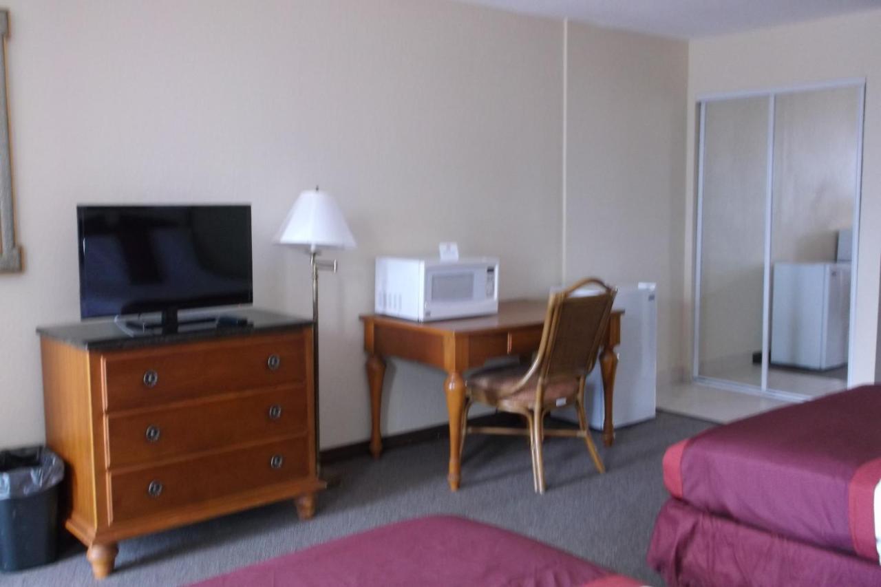 Queen Studio with Water View - Non-Smoking at Lakeshore Resort and Marina