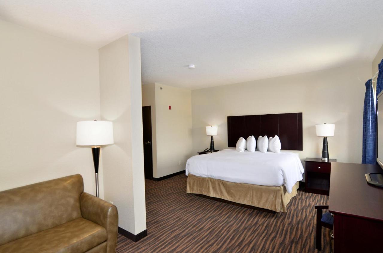 Deluxe King Suite at Cobblestone Inn & Suites - Holstein