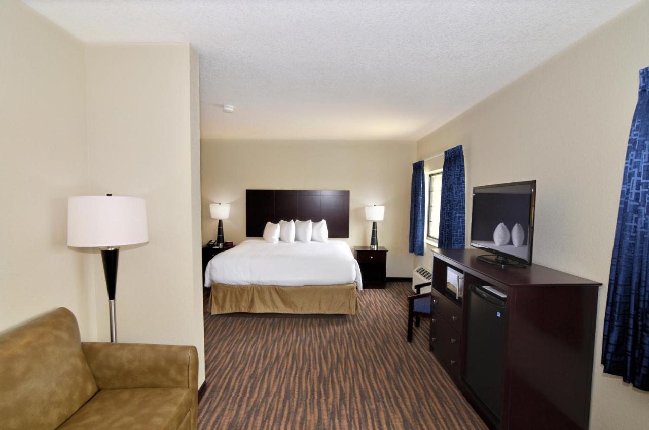 Deluxe King Suite at Cobblestone Inn & Suites - Holstein