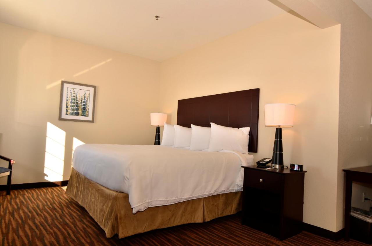 Deluxe Suite with Spa Bath at Cobblestone Inn & Suites - Holstein