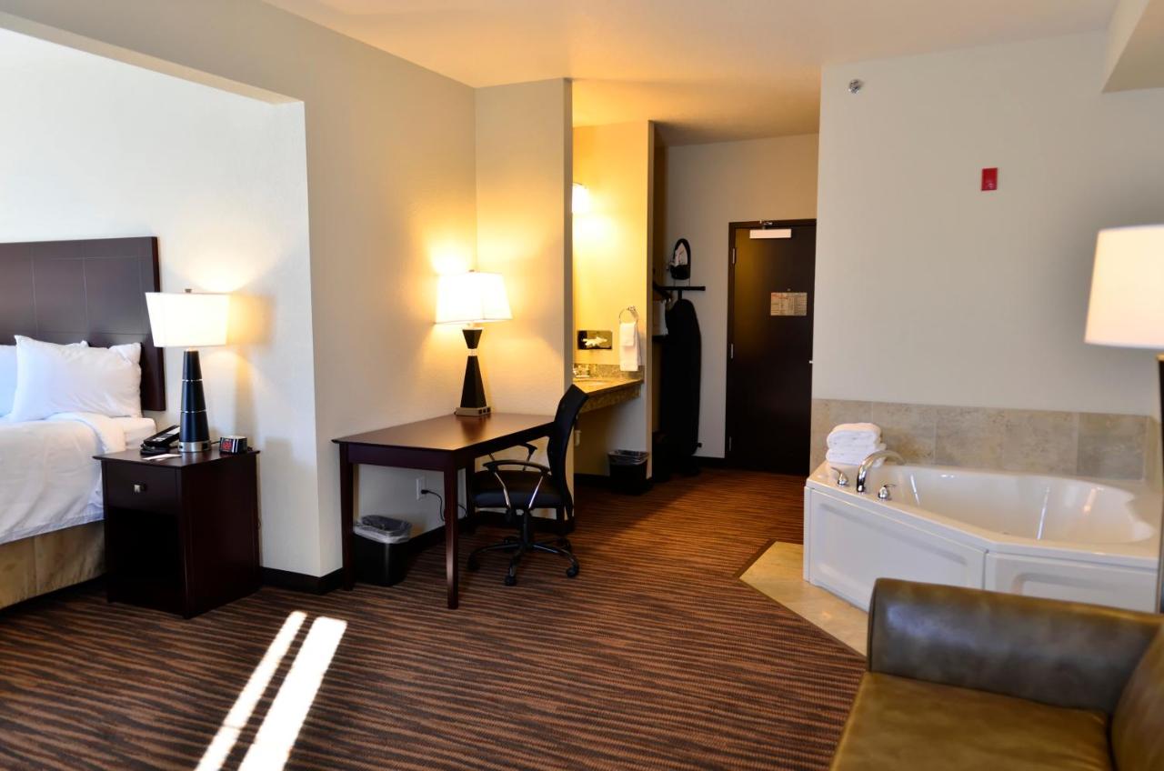 Deluxe Suite with Spa Bath at Cobblestone Inn & Suites - Holstein