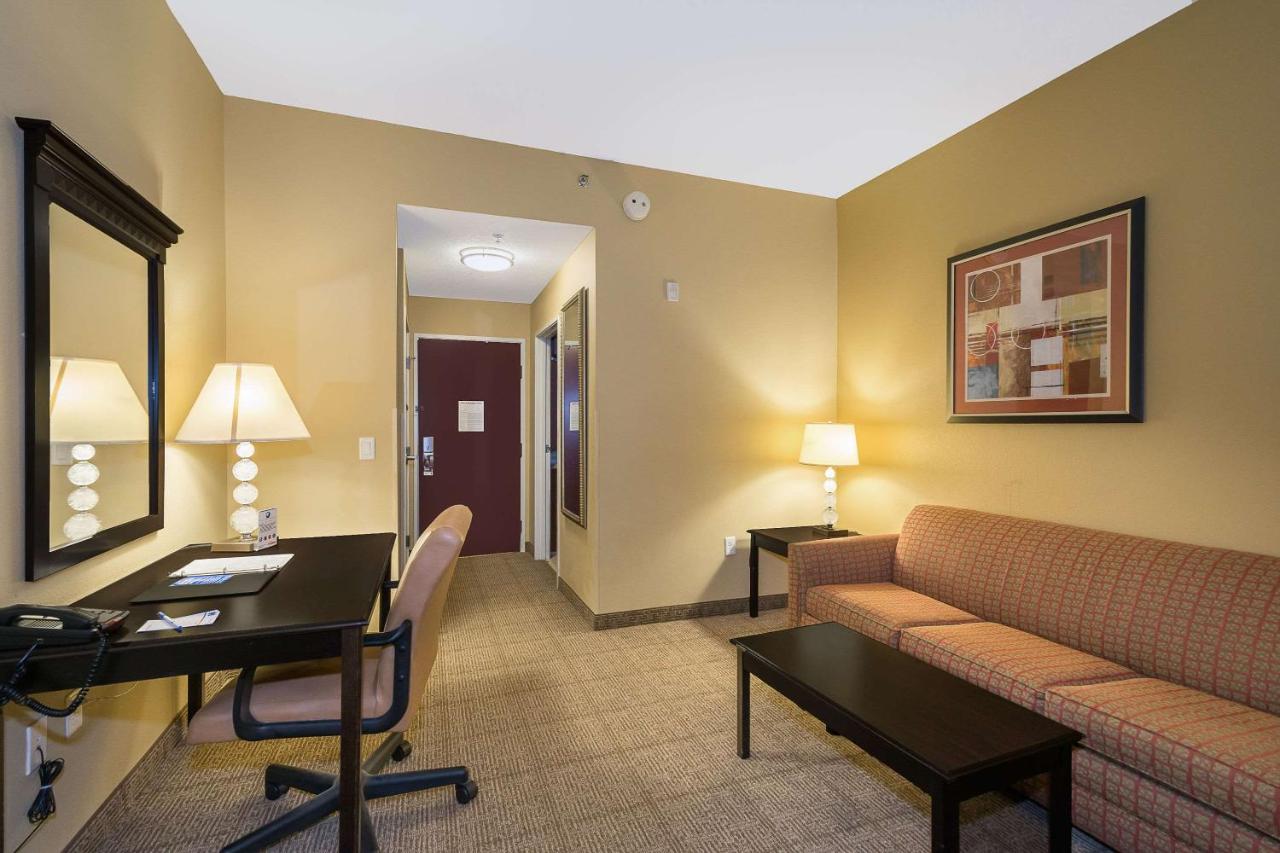 King Suite with Sofa Bed at Comfort Inn & Suites Maingate South