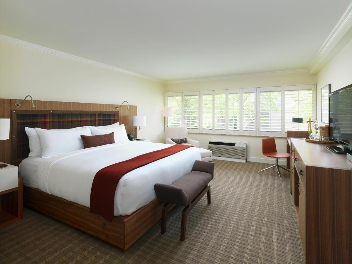 Deluxe King Room at Topnotch Resort