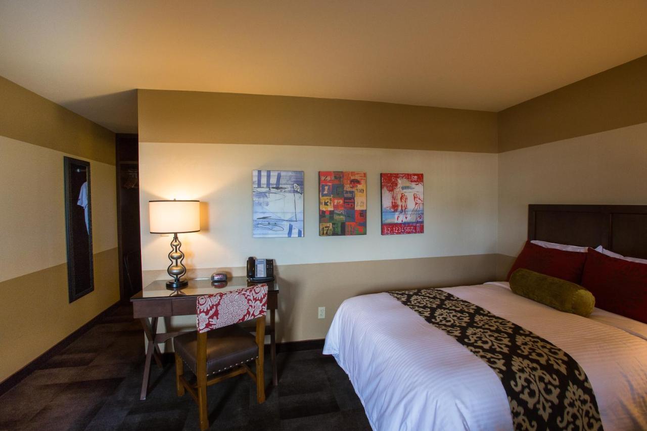 Standard Room, 1 King Bed, Golf Course View, Non-Smoking at Carlton Oaks Lodge, an Ascend Collection Hotel