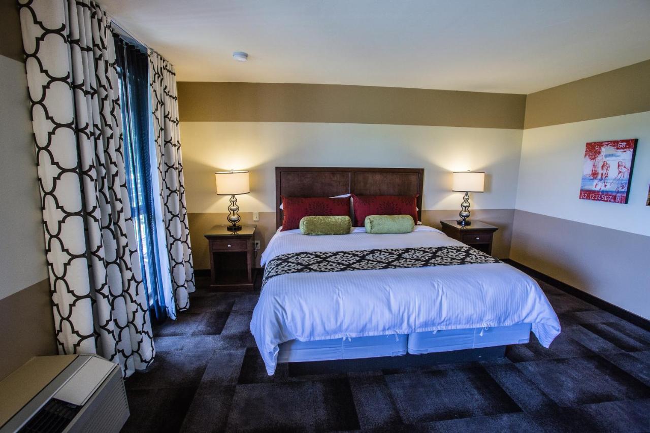 Standard Room, 1 King Bed, Golf Course View, Non-Smoking at Carlton Oaks Lodge, an Ascend Collection Hotel