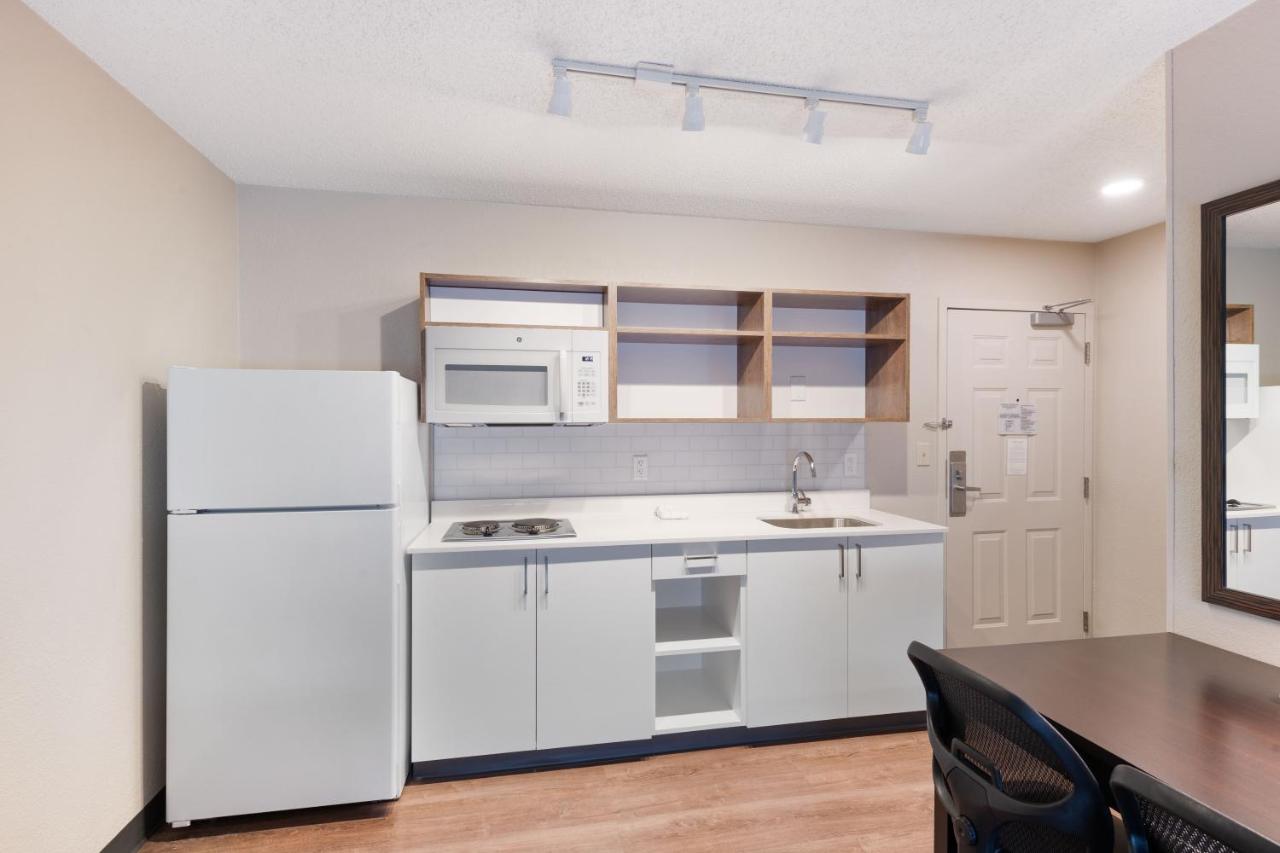 One Bedroom Suite with One King Bed Non-Smoking at Extended Stay America Premier Suites Charlotte Pineville Mat