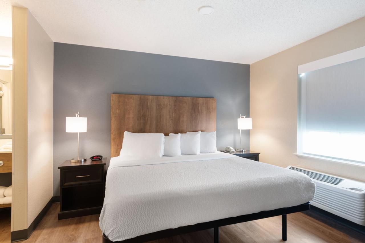 One Bedroom Suite with One King Bed Non-Smoking at Extended Stay America Premier Suites Charlotte Pineville Mat